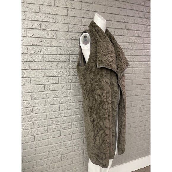 Altar’d State Faux Fur Longline Rose Pattern Vest Size L - Picture 6 of 10